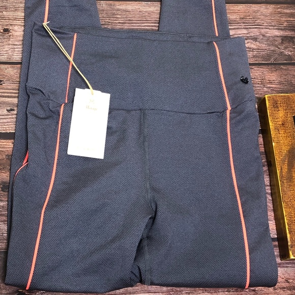 Maaji Activewear Endure High Rise Leggings-Medium - Picture 4 of 16